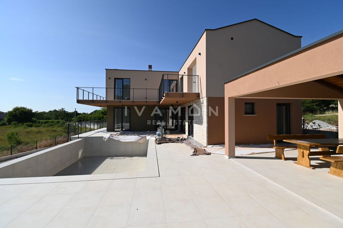 Vila z Bazenom in Štirimi Spalnicami