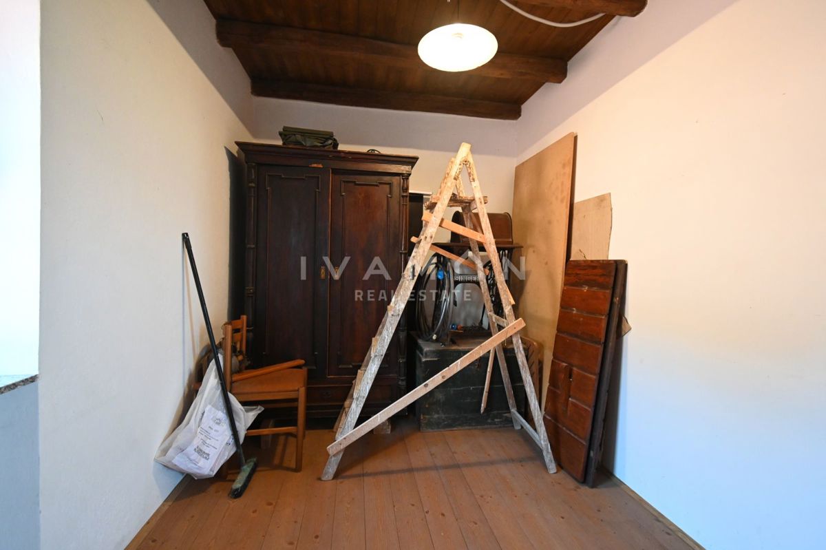 Hiša s tremi stanovanji, bazenom in pogledom na morje