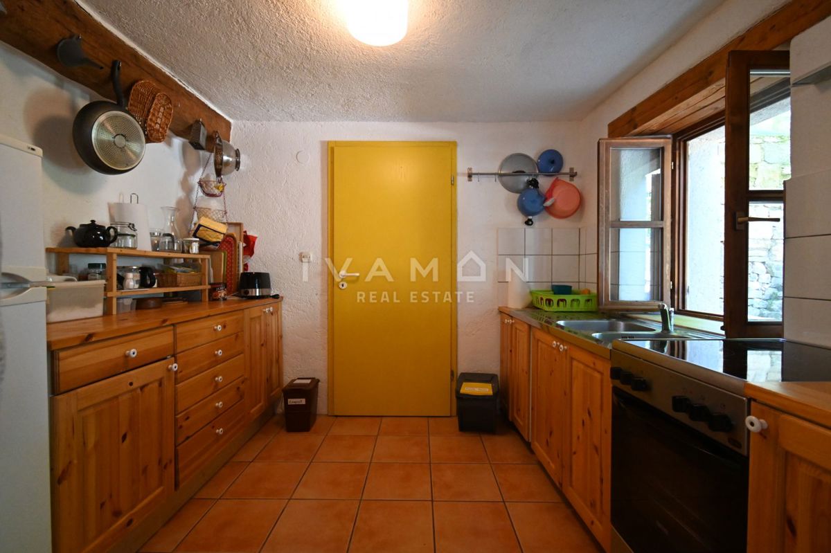 Kamnita Hiša s Tremi Spalnicami in Velikim Dvoriščem