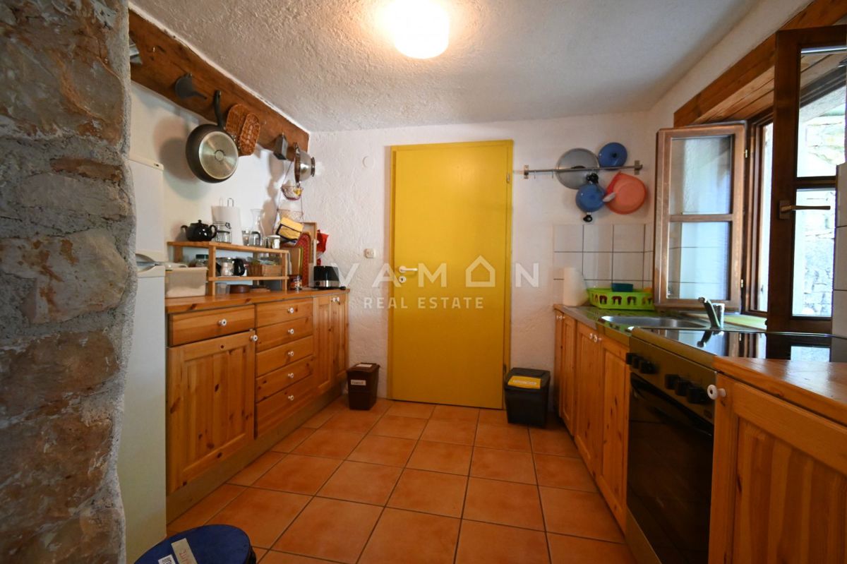 Kamnita Hiša s Tremi Spalnicami in Velikim Dvoriščem