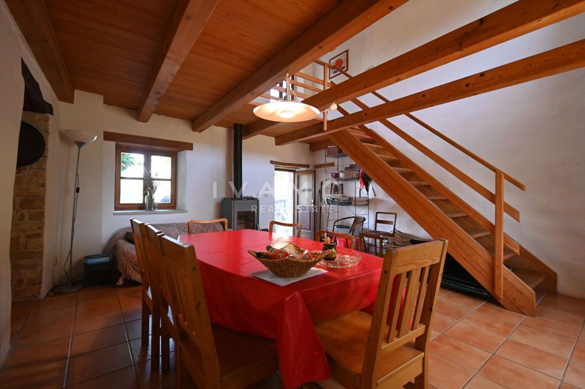 Kamnita Hiša s Tremi Spalnicami in Velikim Dvoriščem