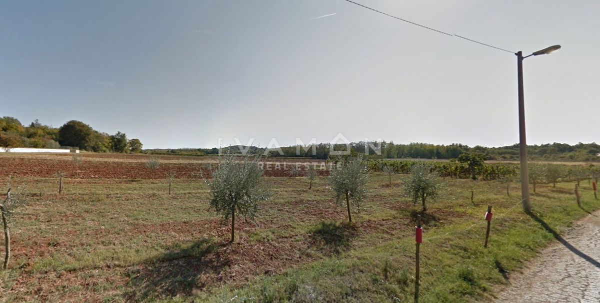 Zadnje urbanizirano zemljišče, 988 m², 6,5 km od morja