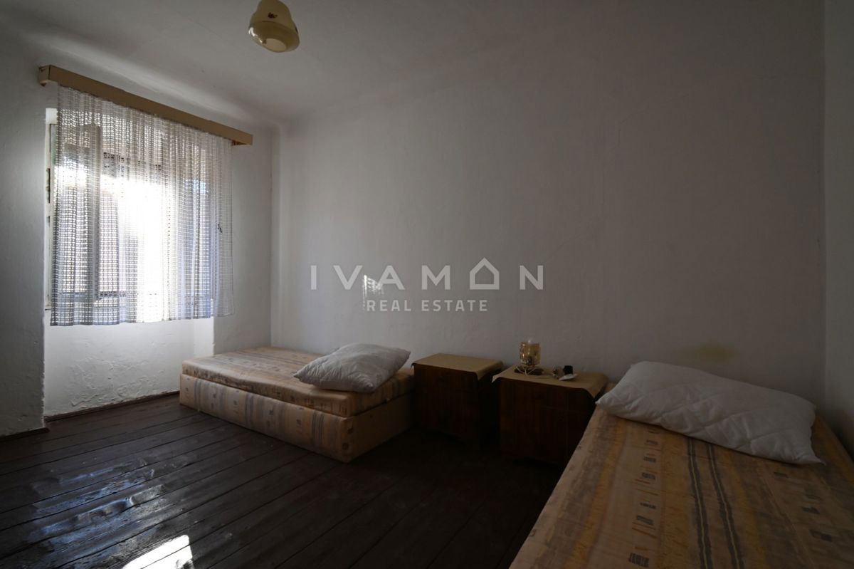 Center Vrsarja: Hiša za adaptacijo z velikim dvoriščem