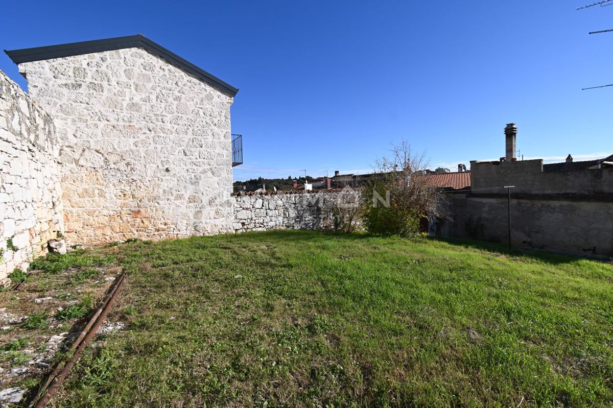 Center Vrsarja: Hiša za adaptacijo z velikim dvoriščem