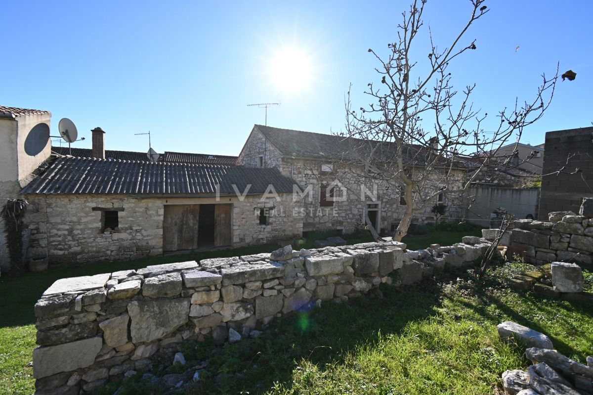 Center Vrsarja: Hiša za adaptacijo z velikim dvoriščem