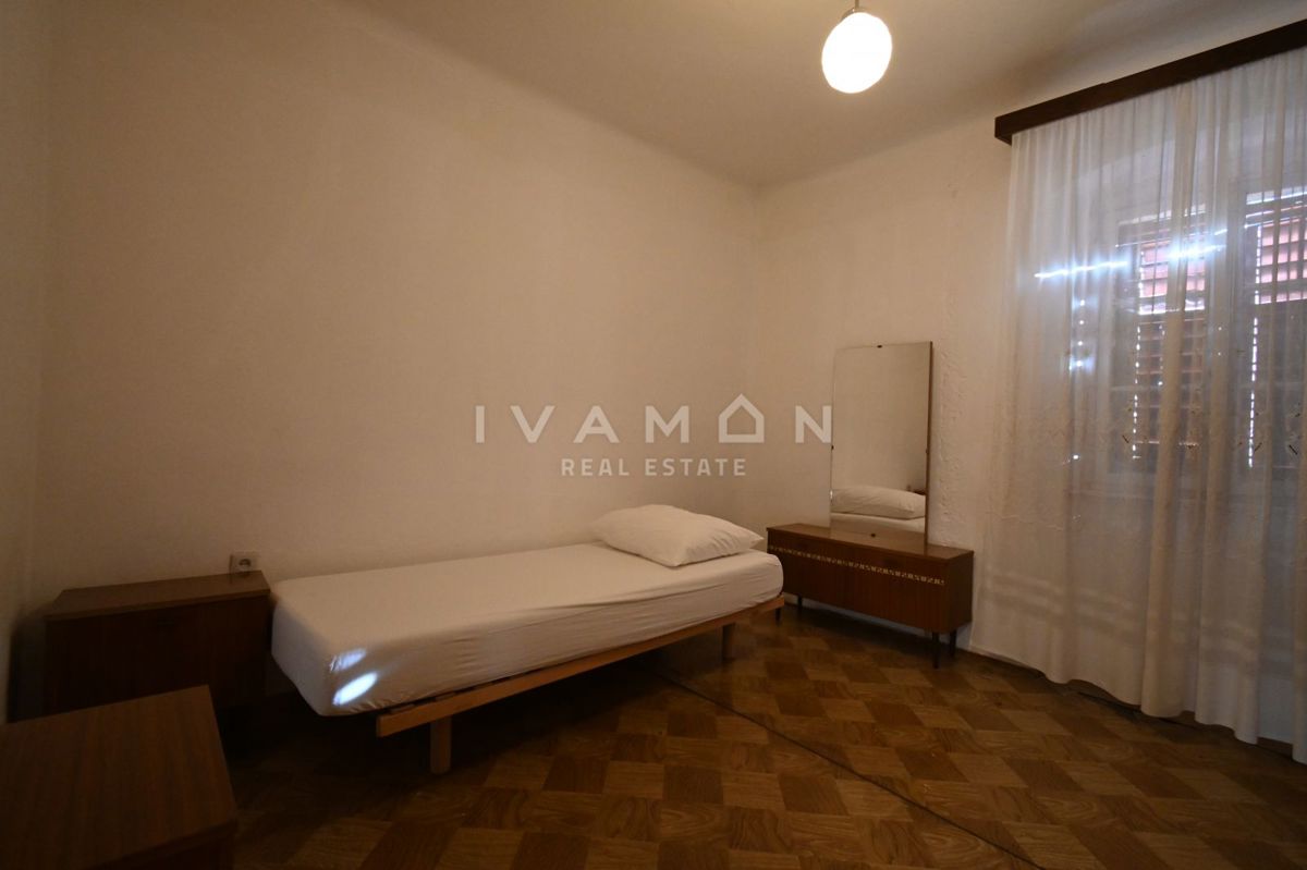 Center Vrsarja: Hiša za adaptacijo z velikim dvoriščem