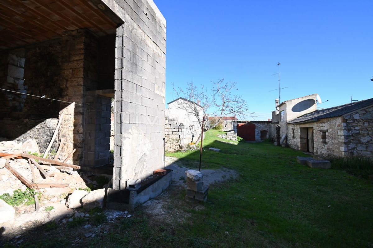 Center Vrsarja: Hiša za adaptacijo z velikim dvoriščem