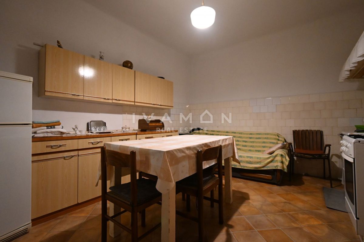 Center Vrsarja: Hiša za adaptacijo z velikim dvoriščem