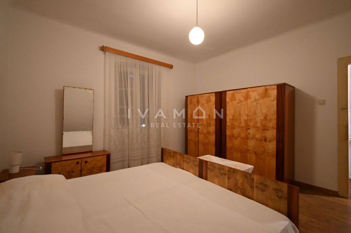 Center Vrsarja: Hiša za adaptacijo z velikim dvoriščem