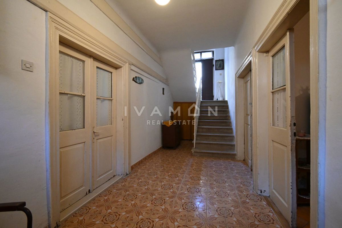 Center Vrsarja: Hiša za adaptacijo z velikim dvoriščem