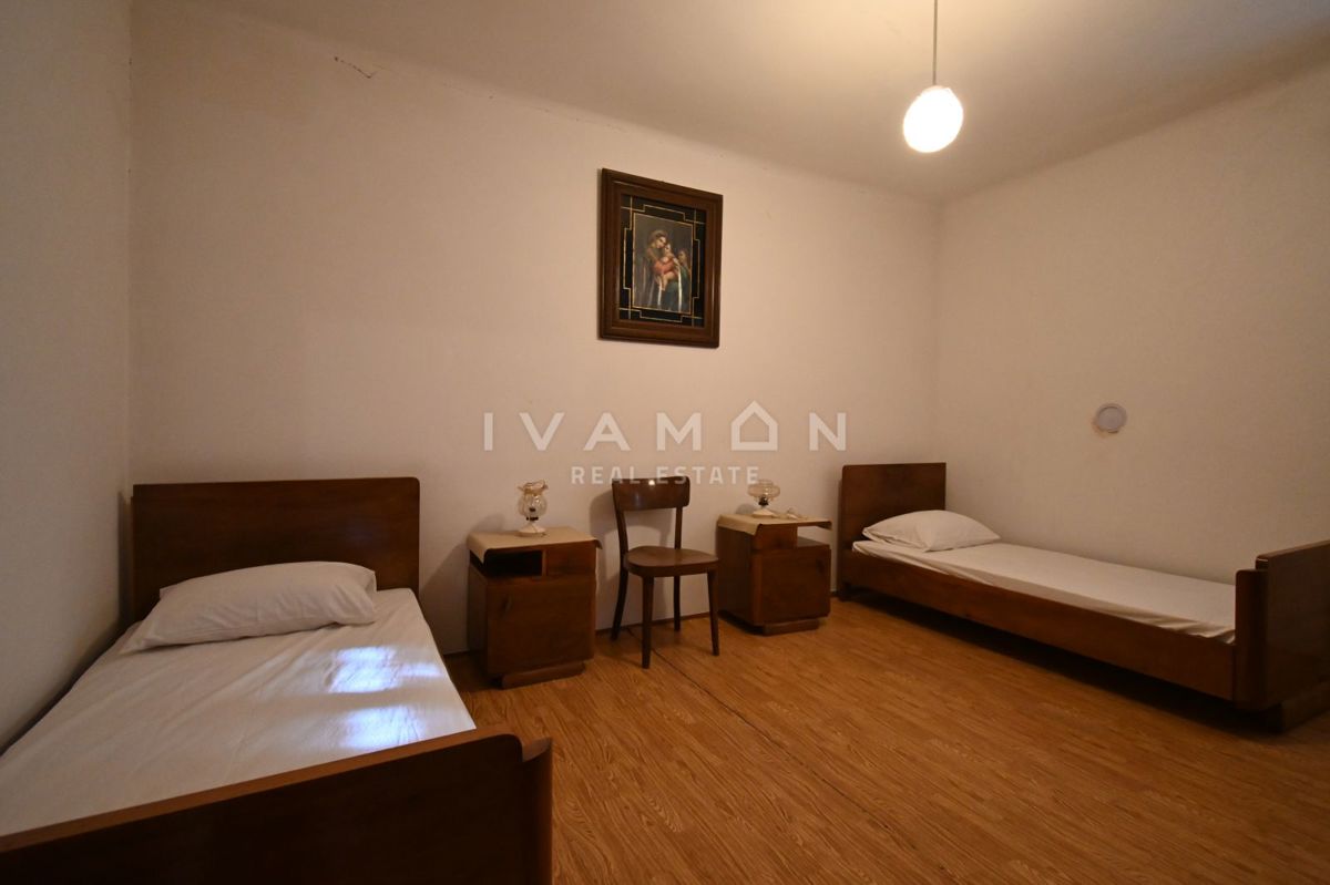 Center Vrsarja: Hiša za adaptacijo z velikim dvoriščem