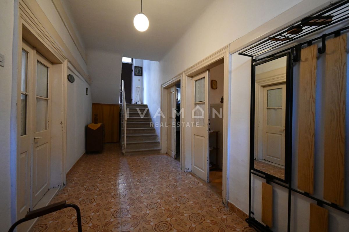 Center Vrsarja: Hiša za adaptacijo z velikim dvoriščem