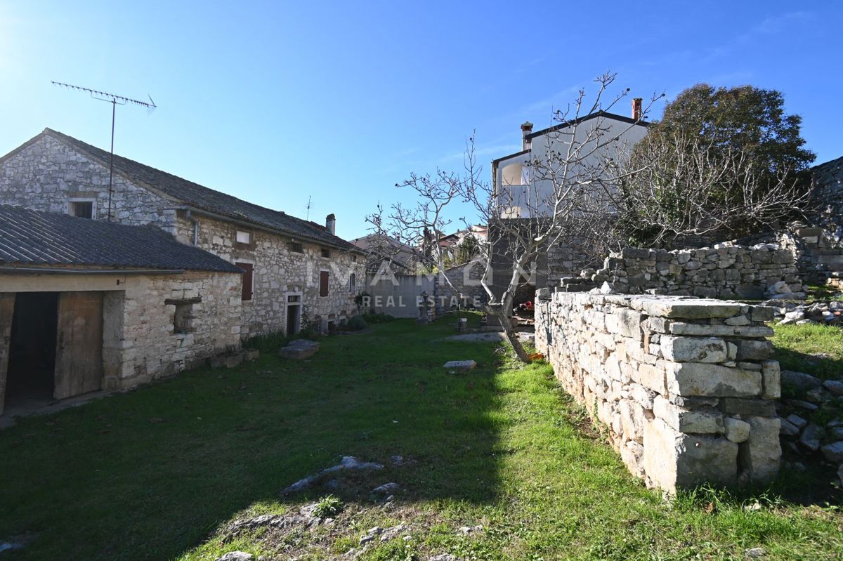 Center Vrsarja: Hiša za adaptacijo z velikim dvoriščem