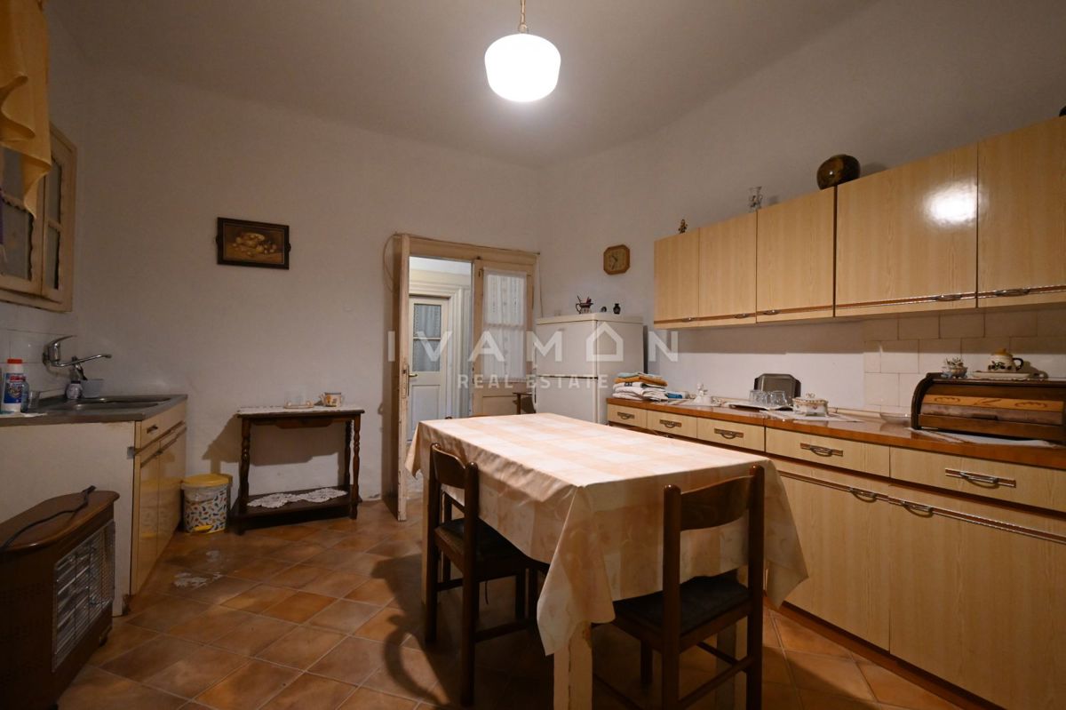 Center Vrsarja: Hiša za adaptacijo z velikim dvoriščem