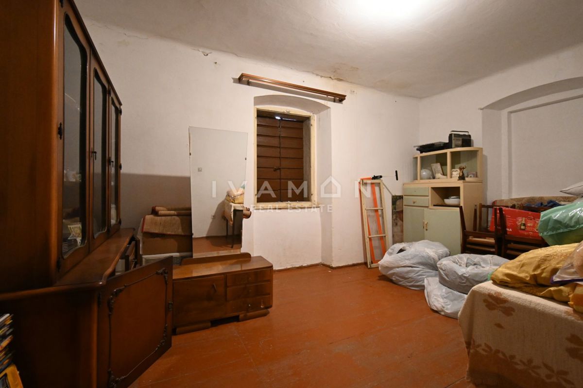 Center Vrsarja: Hiša za adaptacijo z velikim dvoriščem