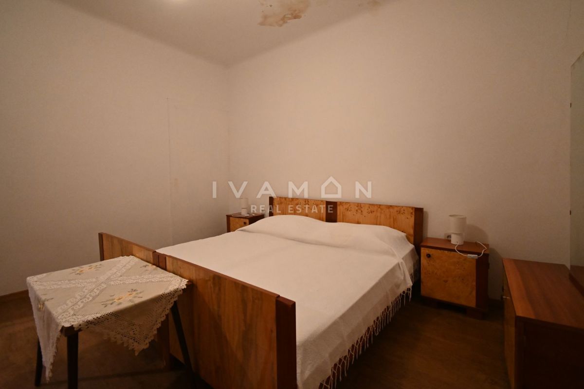 Center Vrsarja: Hiša za adaptacijo z velikim dvoriščem