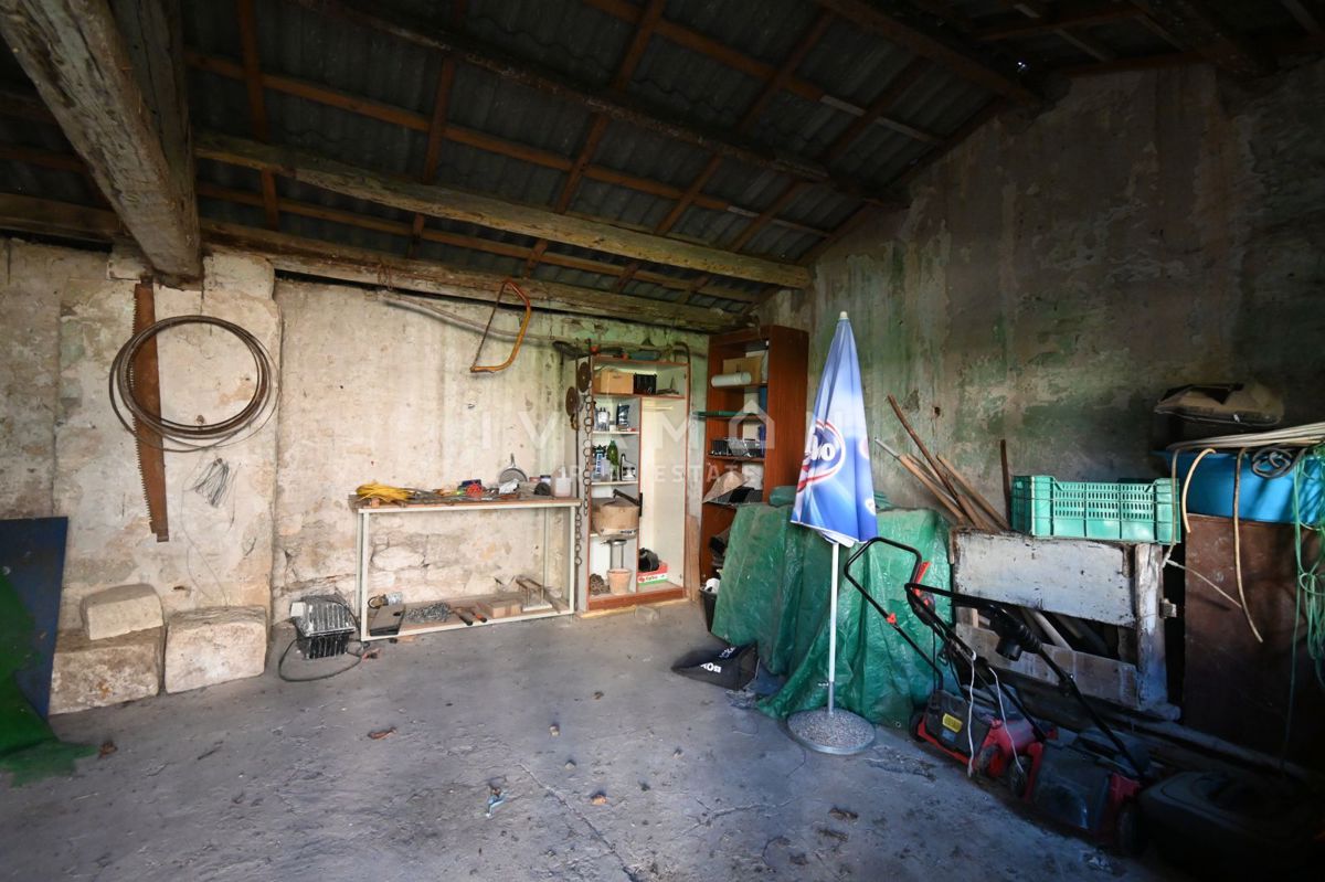 Center Vrsarja: Hiša za adaptacijo z velikim dvoriščem