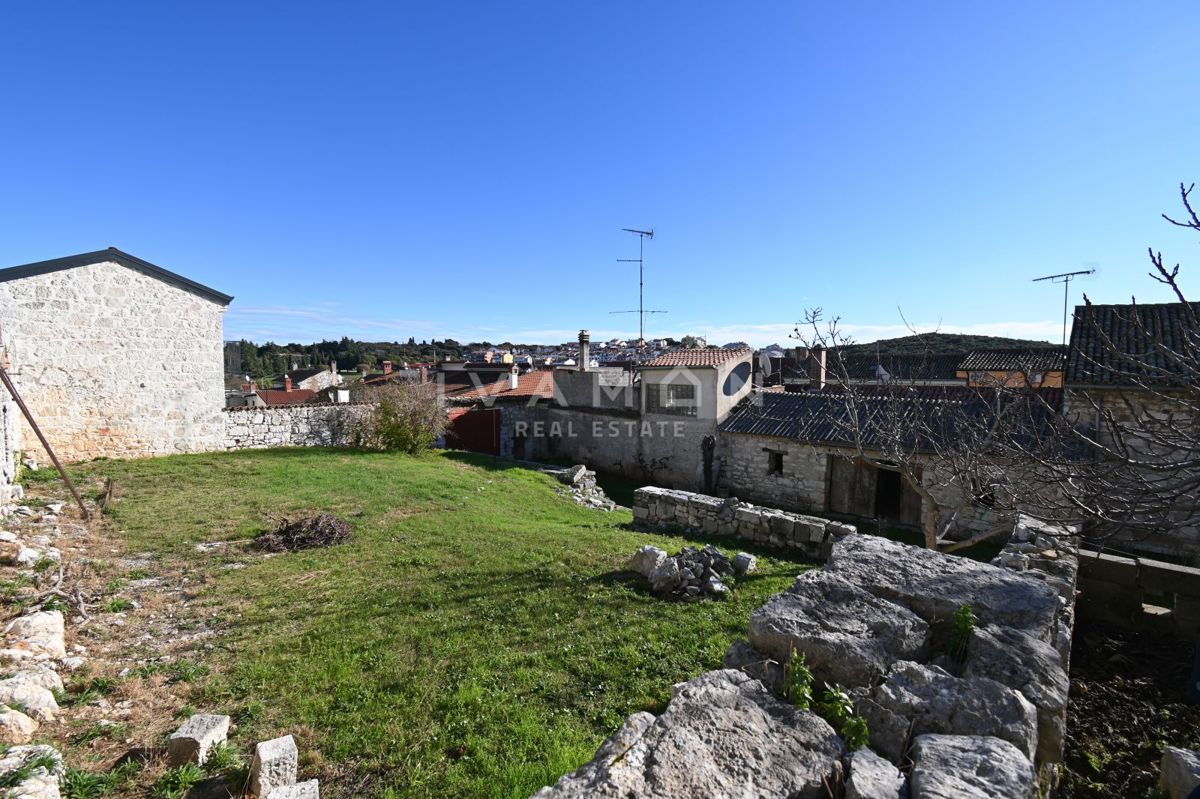 Center Vrsarja: Hiša za adaptacijo z velikim dvoriščem