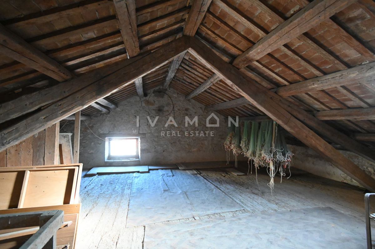 Center Vrsarja: Hiša za adaptacijo z velikim dvoriščem