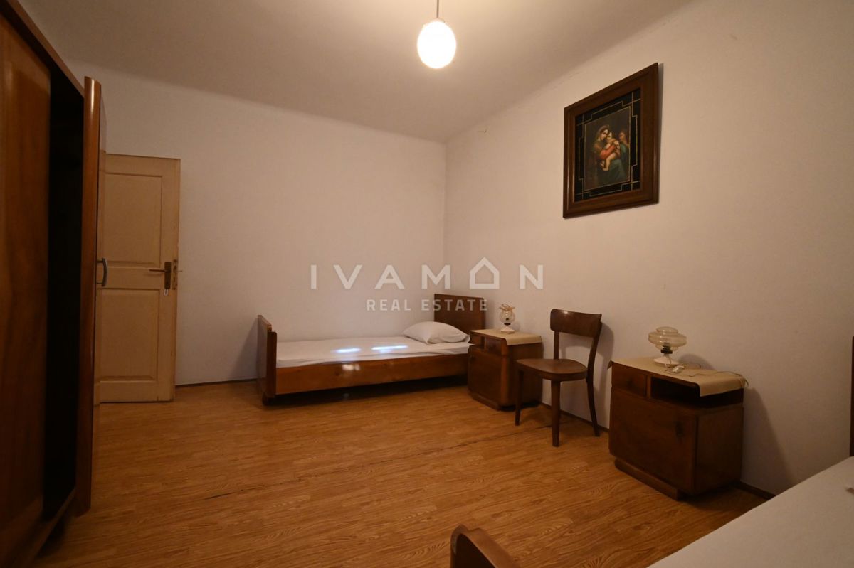 Center Vrsarja: Hiša za adaptacijo z velikim dvoriščem