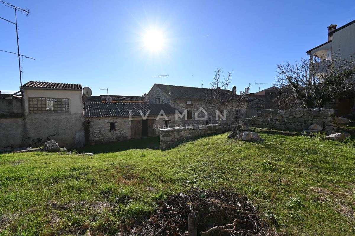 Center Vrsarja: Hiša za adaptacijo z velikim dvoriščem