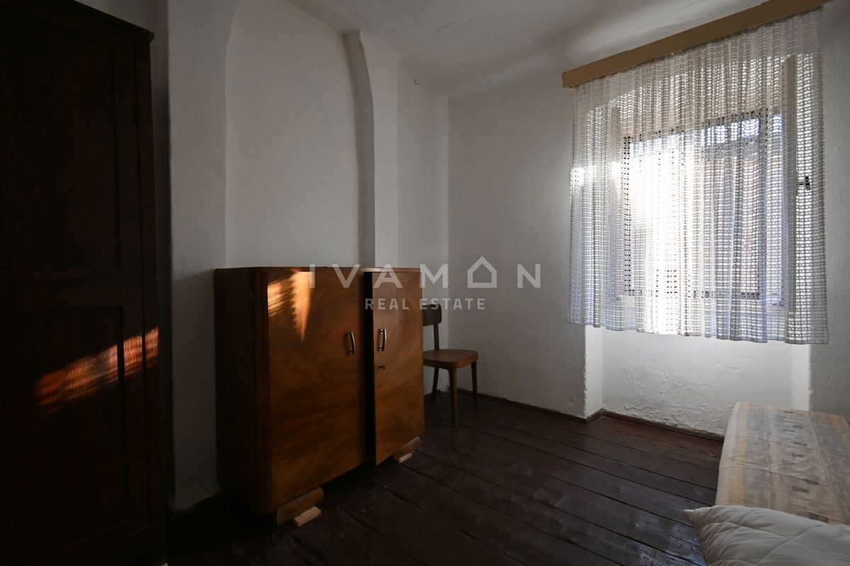 Center Vrsarja: Hiša za adaptacijo z velikim dvoriščem