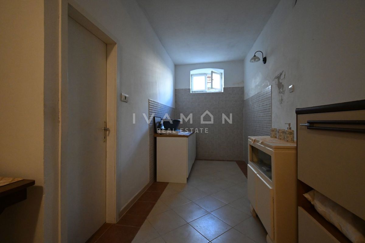 Center Vrsarja: Hiša za adaptacijo z velikim dvoriščem