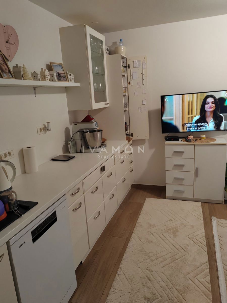 Prenovljeno enosobno stanovanje 100 m od morja