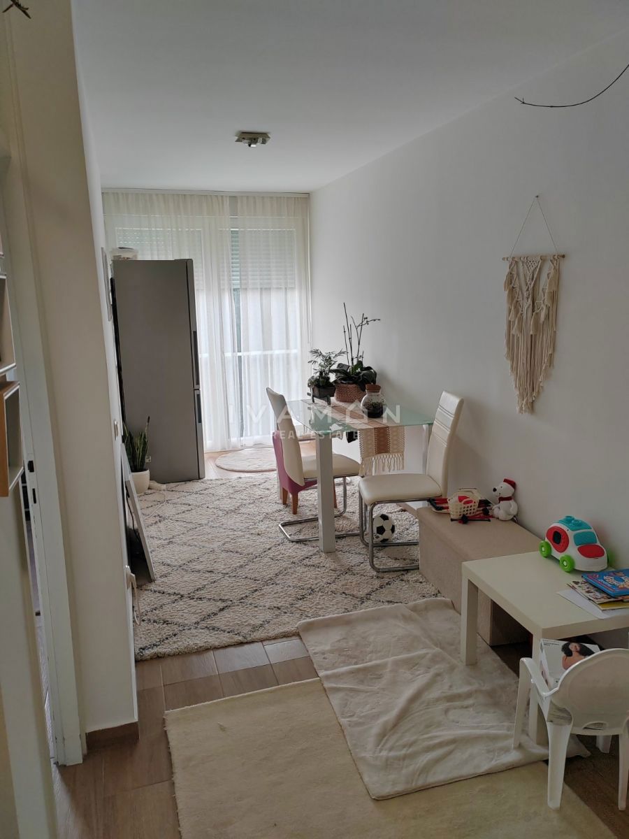 Prenovljeno enosobno stanovanje 100 m od morja