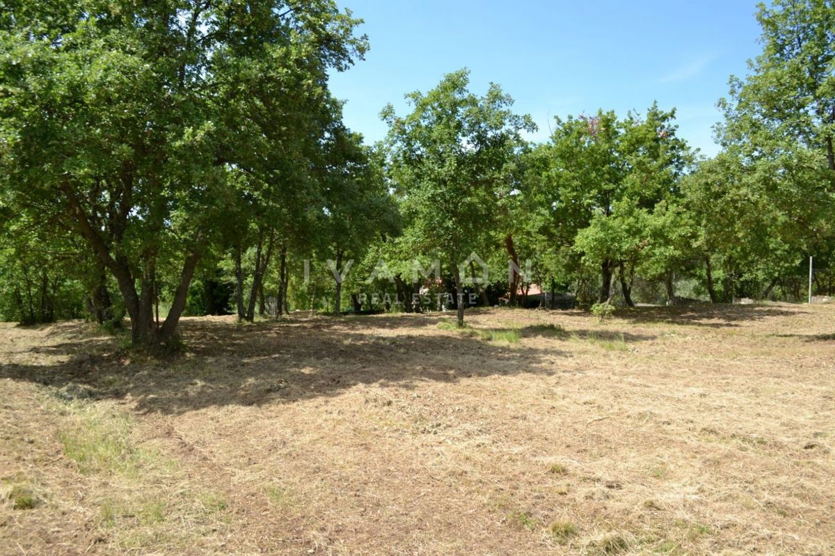 Zazidljivo zemljišče, 1.081 m², 3 km od morja