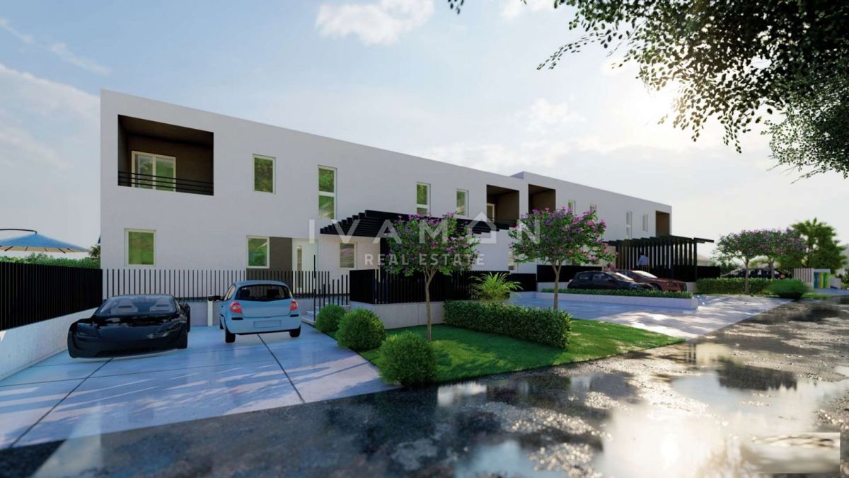 Zadnja sodobna vrstna hiša s tremi spalnicami