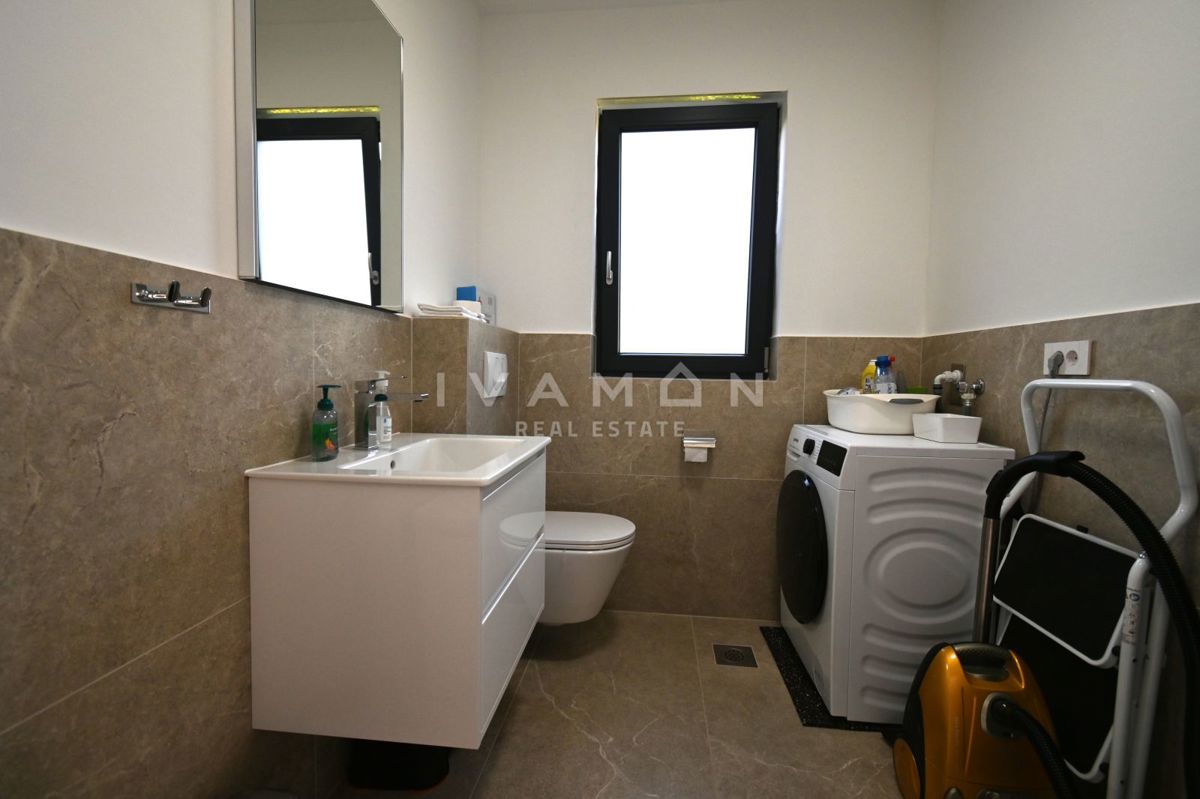 Samostojna vila z bazenom 2 km od centra Poreča