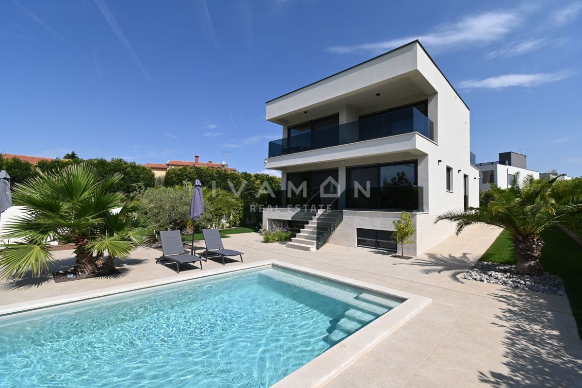 Samostojna vila z bazenom 2 km od centra Poreča