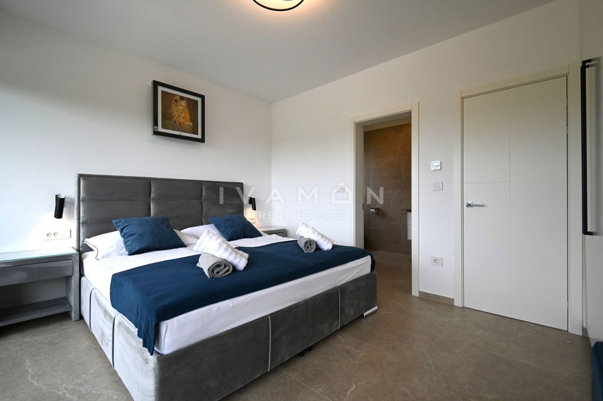 Samostojna vila z bazenom 2 km od centra Poreča
