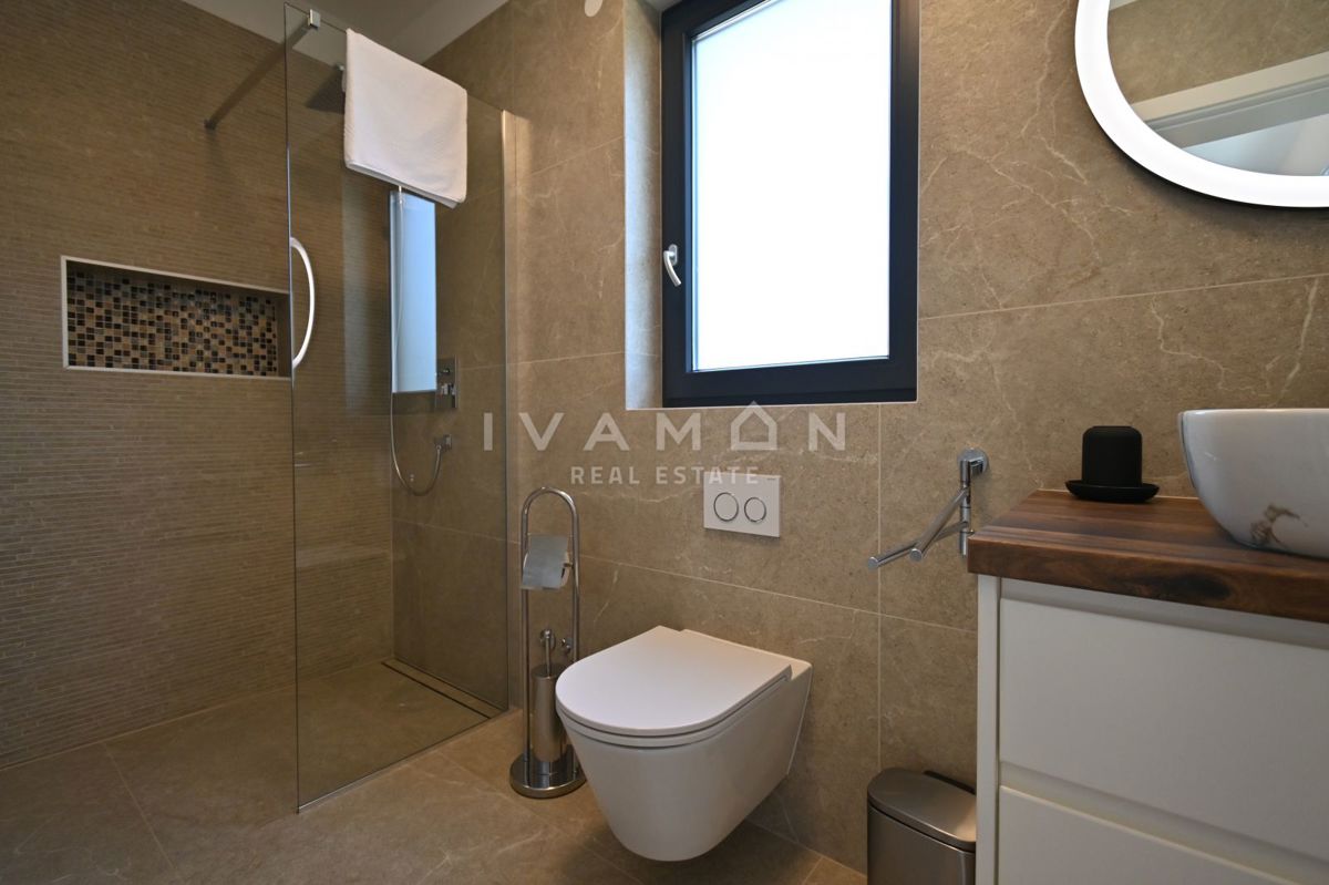 Samostojna vila z bazenom 2 km od centra Poreča