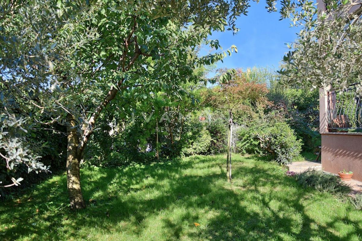 Dvosobno Stanovanje z Velikim Vrtom, 2 km od Morja