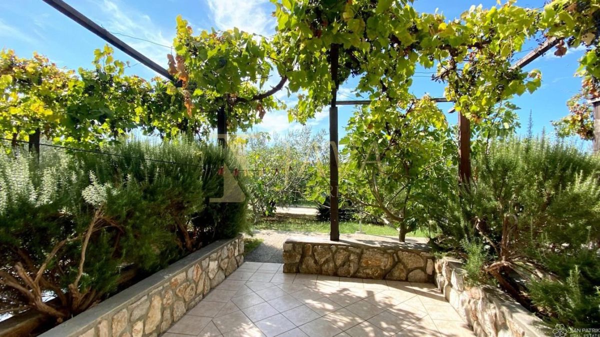 Poslovni prostor Martinšćica, Cres, 3.680m2