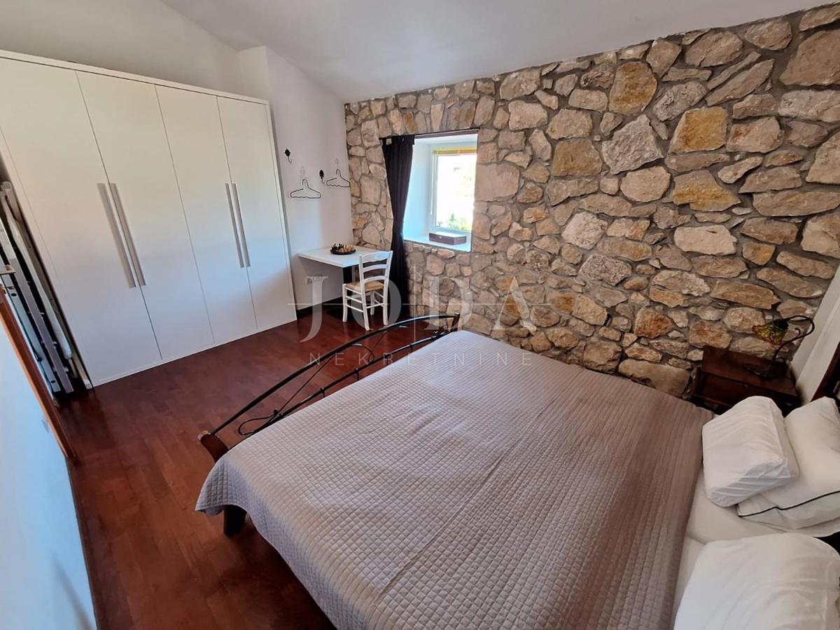 Malinska - prenovljena kamnita hiša z bazenom