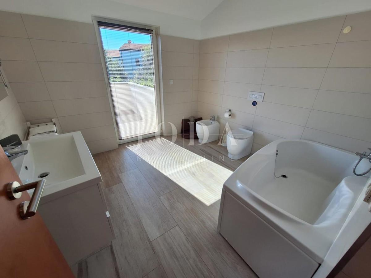 Malinska - prenovljena kamnita hiša z bazenom