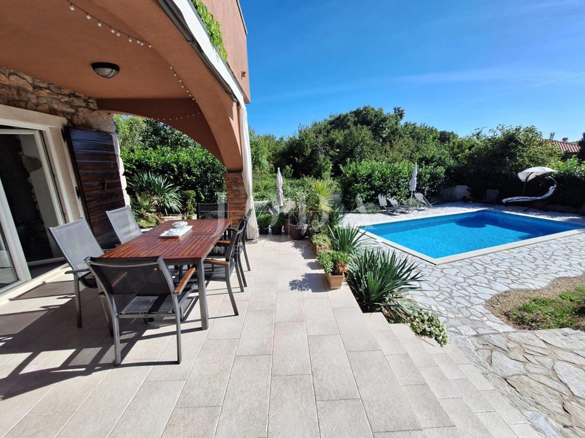 Malinska - prenovljena kamnita hiša z bazenom