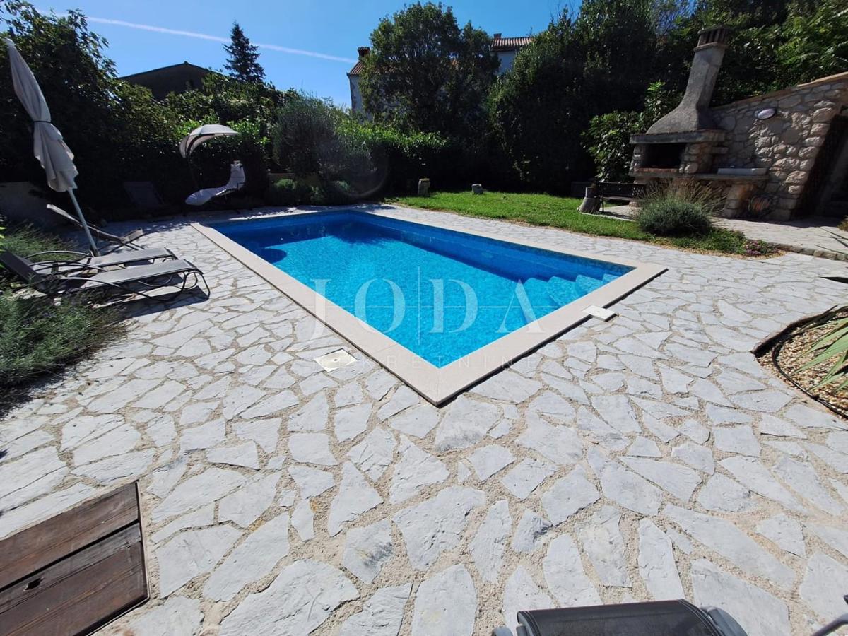 Malinska - prenovljena kamnita hiša z bazenom