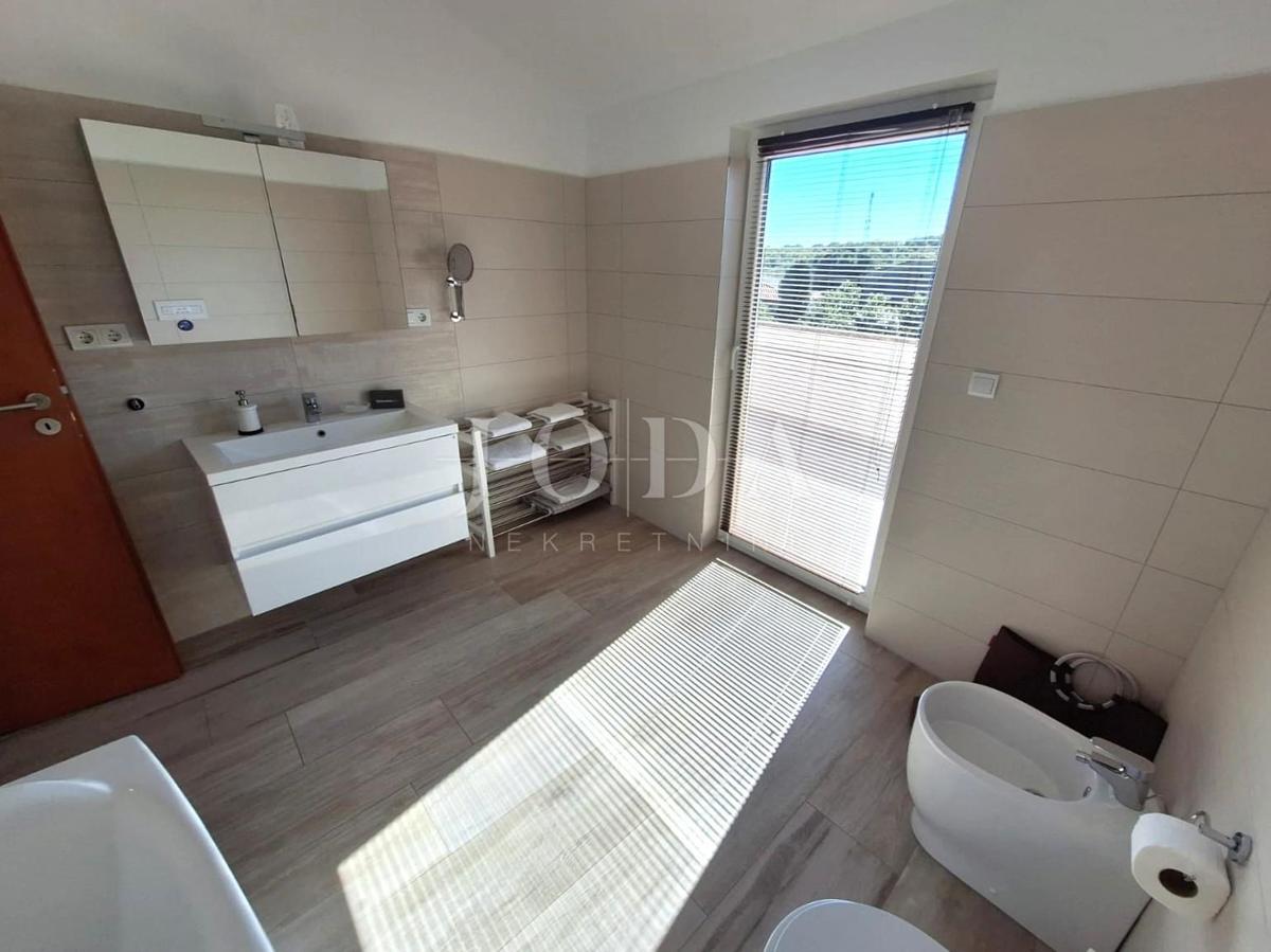 Malinska - prenovljena kamnita hiša z bazenom