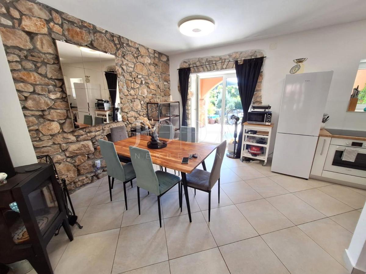 Malinska - prenovljena kamnita hiša z bazenom