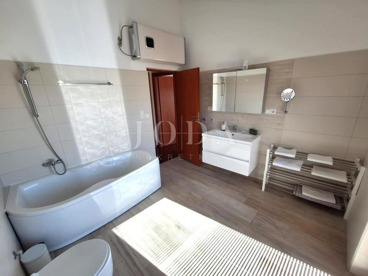 Malinska - prenovljena kamnita hiša z bazenom