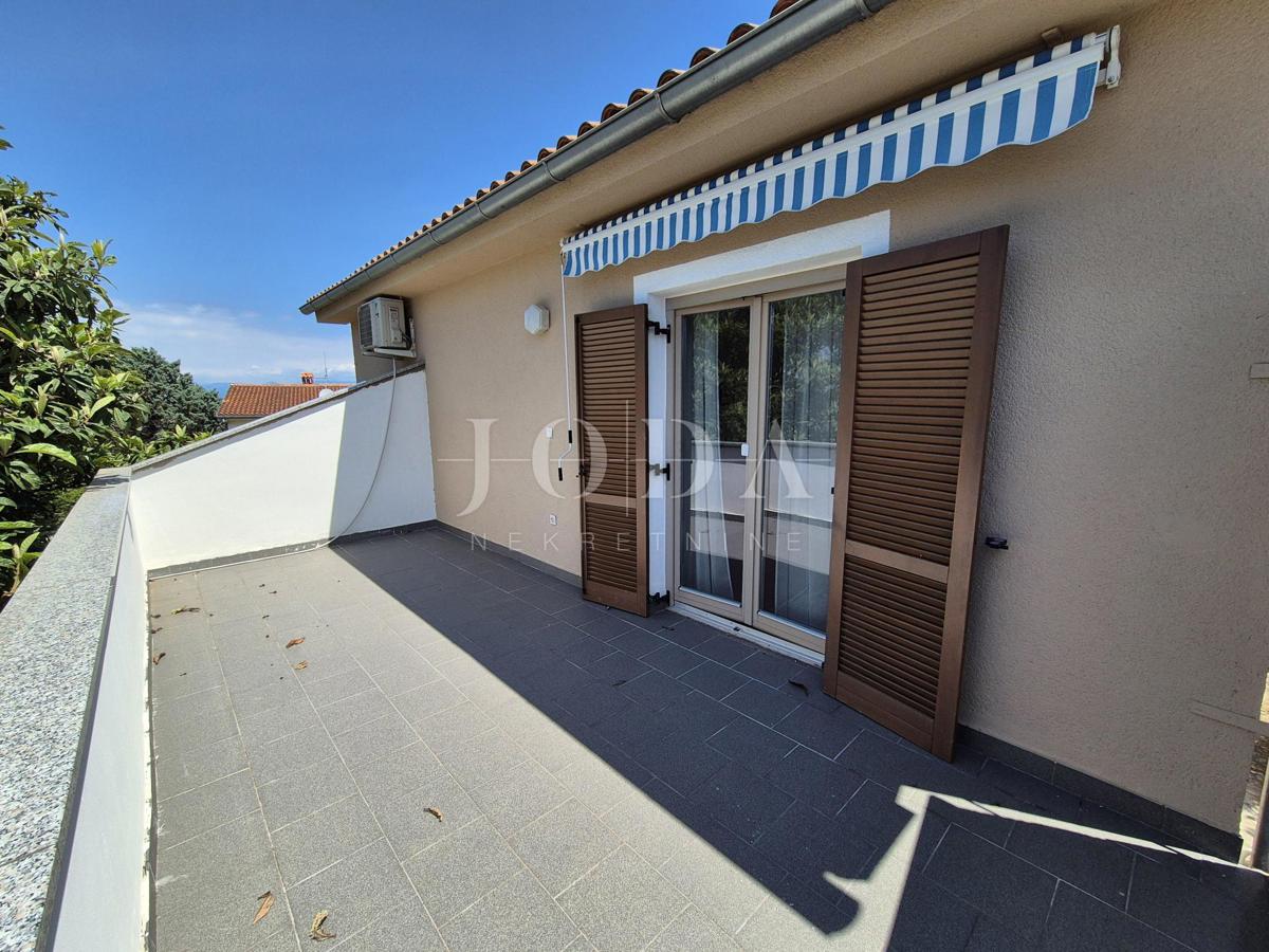 Malinska - hiša s tremi apartmaji