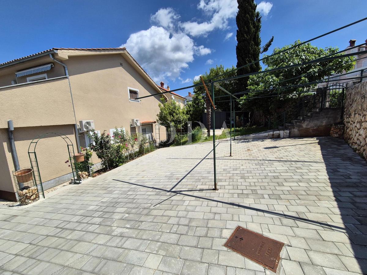 Malinska - hiša s tremi apartmaji