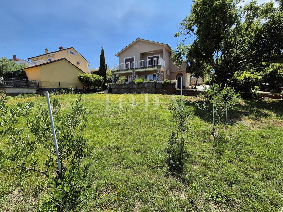 Malinska - hiša s tremi apartmaji