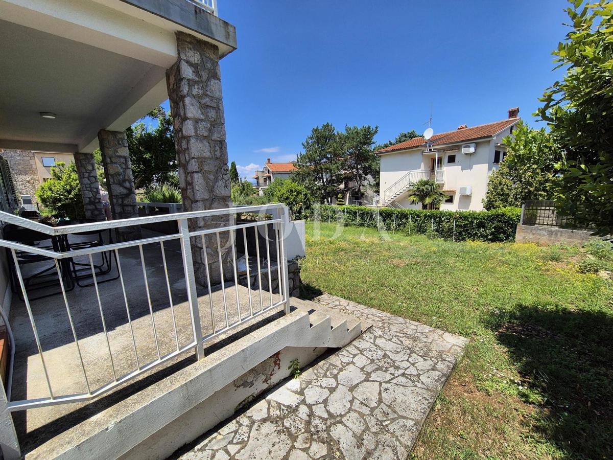 Malinska - hiša s tremi apartmaji