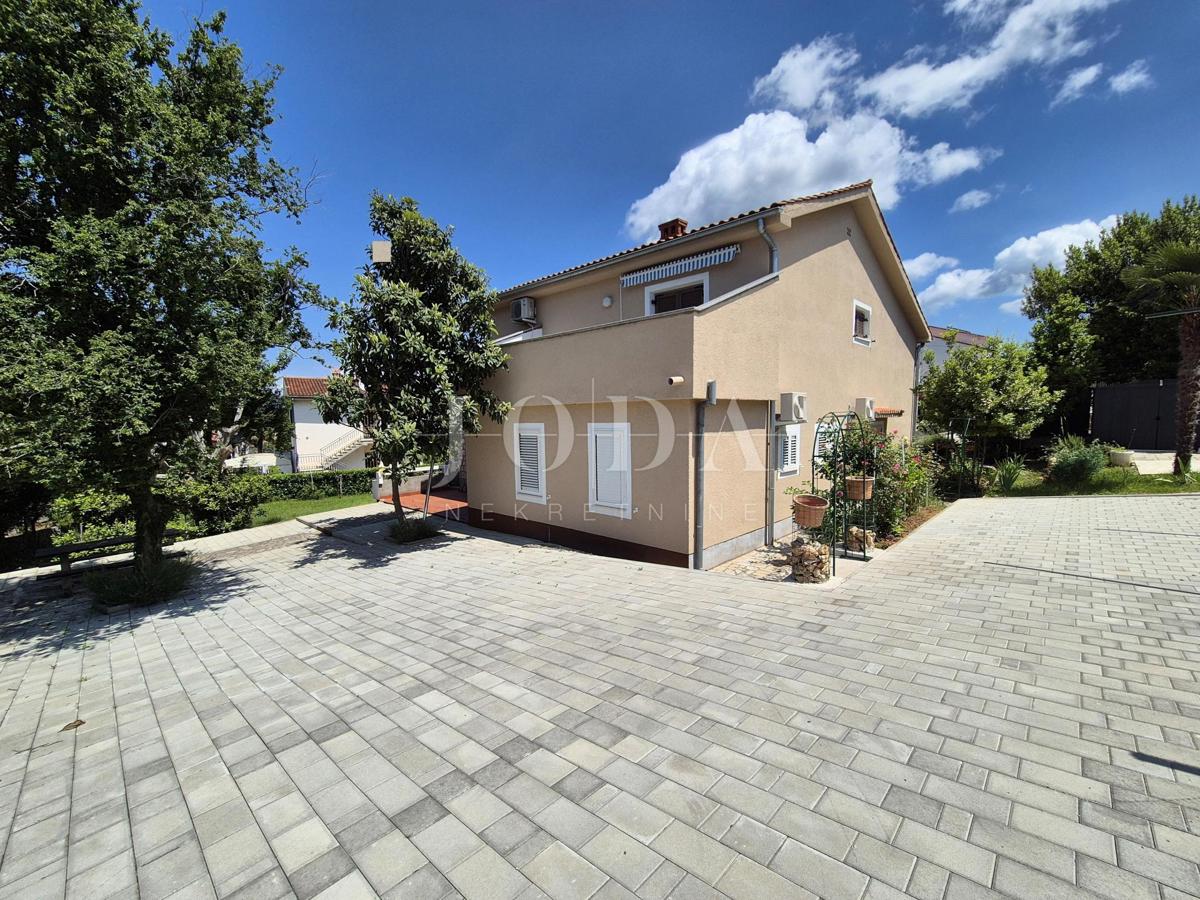 Malinska - hiša s tremi apartmaji
