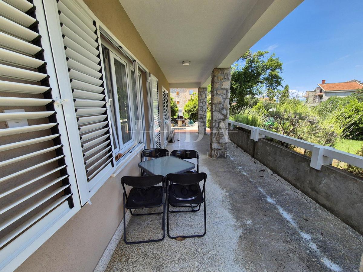 Malinska - hiša s tremi apartmaji